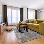 Modern & Elegant Center Apartment