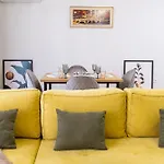 Modern & Elegant Center Apartment