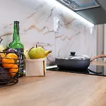 Modern & Elegant Center Apartment