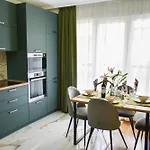 Modern & Elegant Center Apartment