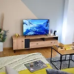Modern & Elegant Center Apartment