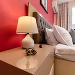 Modern & Elegant Center Apartment