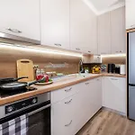 Modern & Elegant Center Daire
