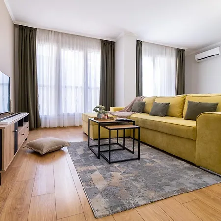 Modern & Elegant Center Apartment