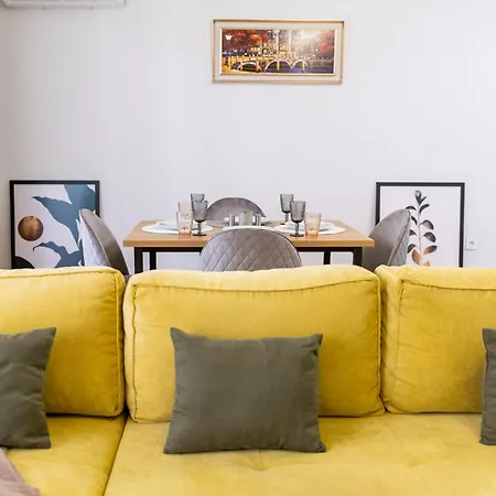 Modern & Elegant Center Apartment