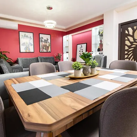 Modern & Elegant Center