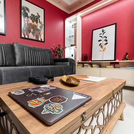 Modern & Elegant Center