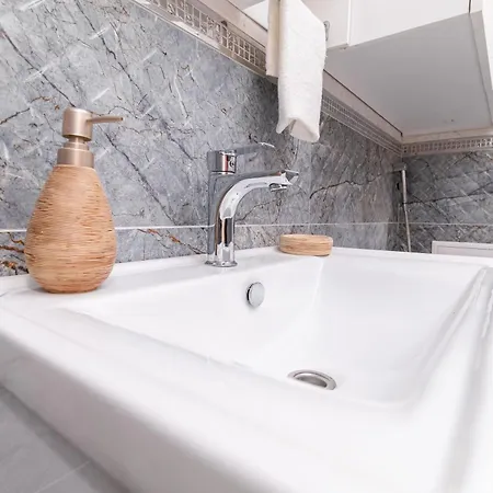 Modern & Elegant Center شقة