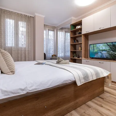 Modern & Elegant Center