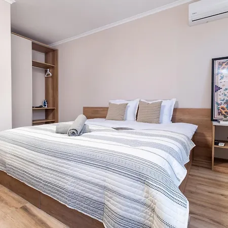 Modern & Elegant Center Apartment *