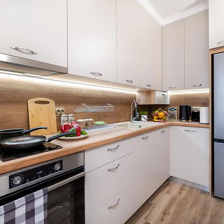 Modern & Elegant Center Apartment